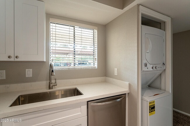 Building Photo - 11026 N 28th Dr