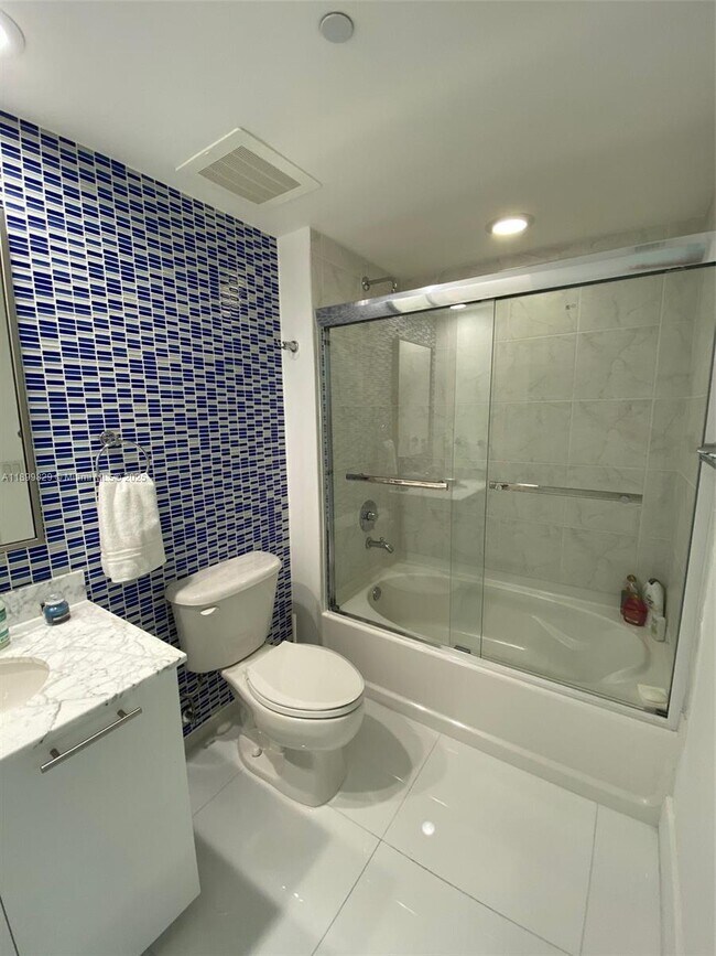 Building Photo - 950 Brickell Bay Dr