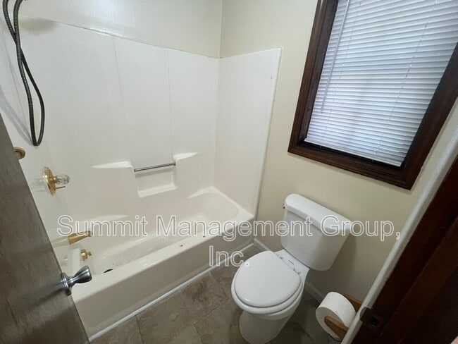 Building Photo - 916 Curry Cir SE