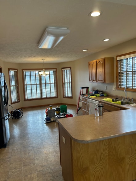 Building Photo - 2439 Meadowpoint Dr