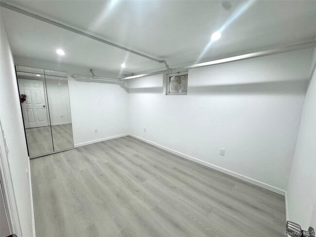 Building Photo - 84 Surrey Ln