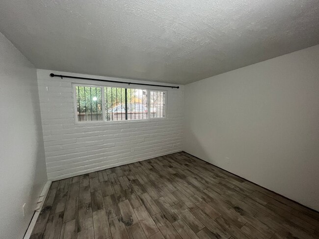 Building Photo - Recently Remodeled 2 Bedroom Duplex Apartment in Convenient Central Location