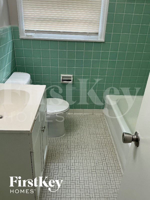 Building Photo - 1458 S White Station Rd