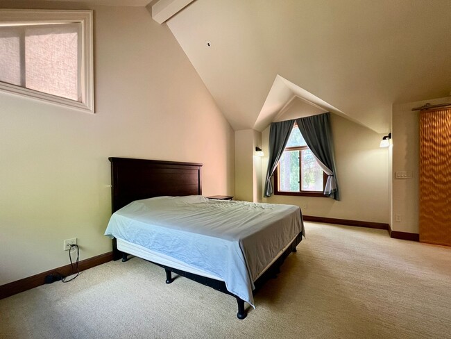 Building Photo - Luxury Estate Retreat in the Heart of Samm...