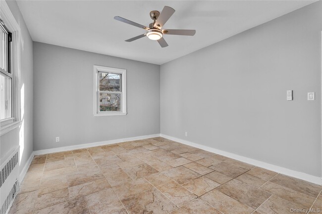 Building Photo - 840 E Broadway