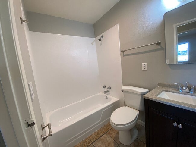 Building Photo - 3 BEDROOM 2 BATH HOUSE LOCATED CLOSE TO SC...