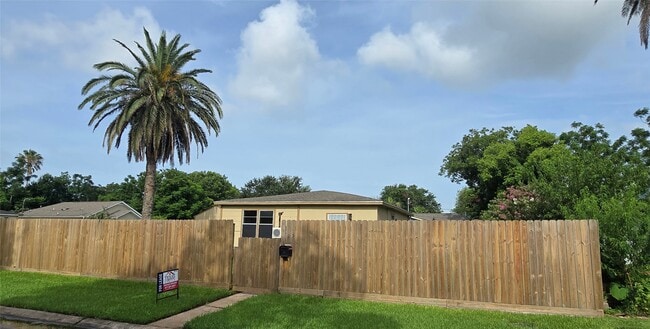 Building Photo - 705 11th St N