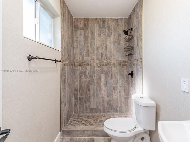 Building Photo - 333 Linwood Dr