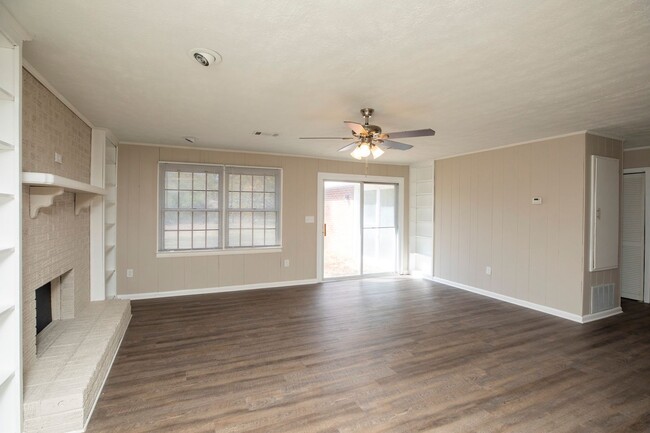 Building Photo - ** 4 Bed 2 Bath located in Rosemont Height...