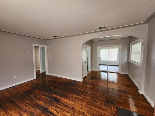Building Photo - 2.0 bedroom in St. Petersburg Florida 33712