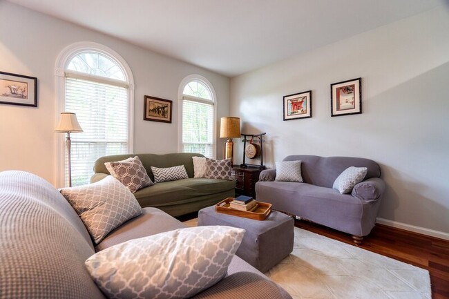 Building Photo - 821 Loch Island Dr