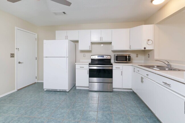 Building Photo - Bright, shiny, and updated compact home ne...