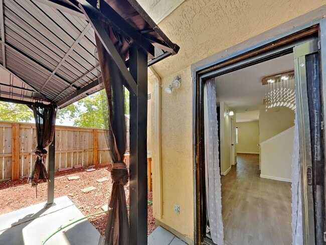 Building Photo - 2/1 Oakland Condo Near Zoo!