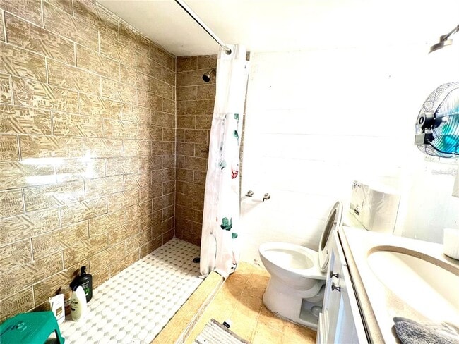 Building Photo - 5009 Deauville Dr