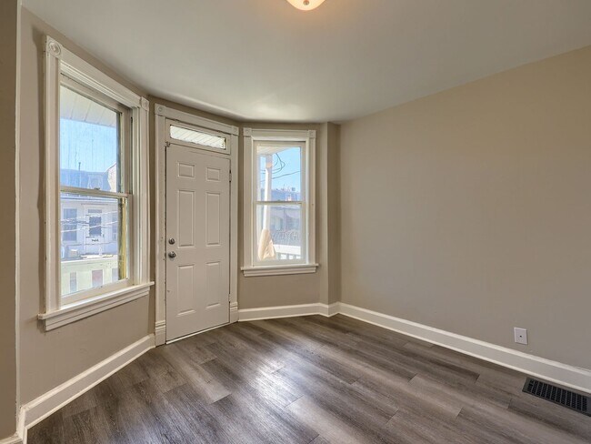Building Photo - 4 Bedroom Home