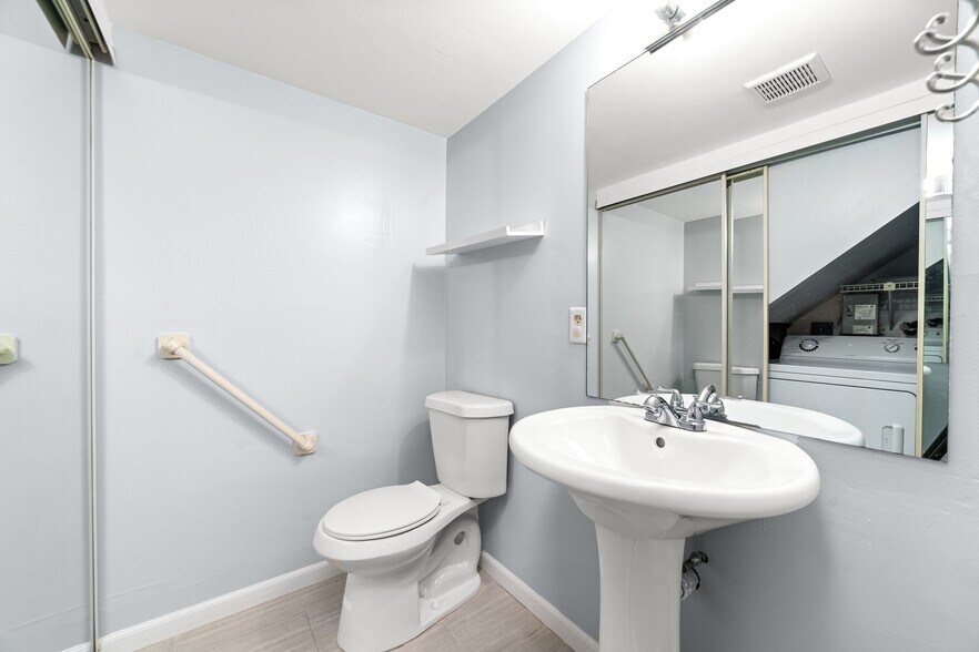 Building Photo - 3425 San Bernadino Dr
