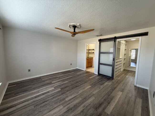 Building Photo - 3-bedroom, 2-bathroom