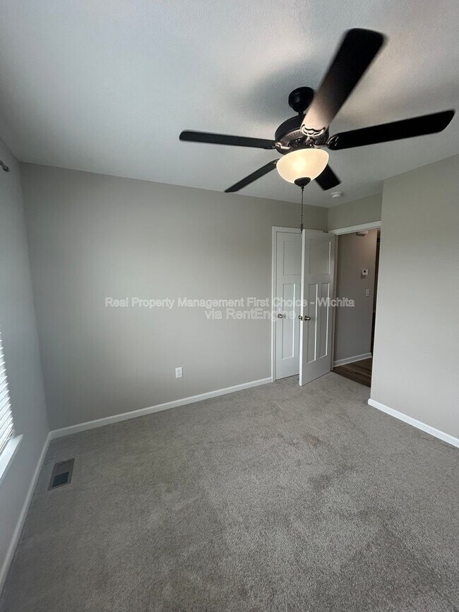 Building Photo - 902 E Bellows St