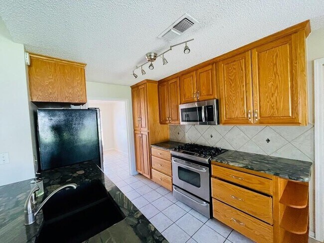 Building Photo - 2206 Kenbridge Dr