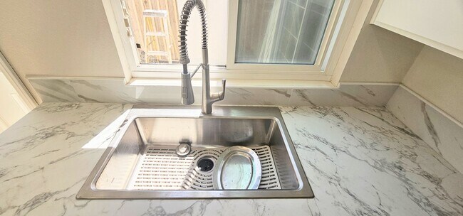 Building Photo - Gorgeous Remodeled 3bed 3bath 2 car garage...