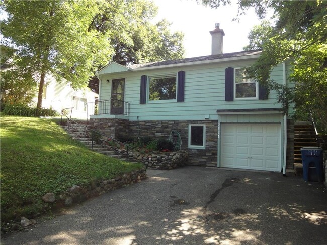 Building Photo - 2336 Ives Ln N