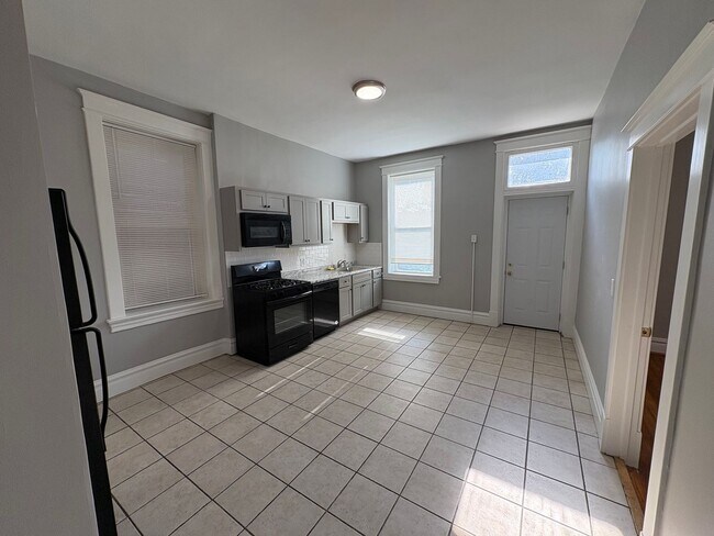 Building Photo - Fresh and Beautiful 3 bedroom South City Home