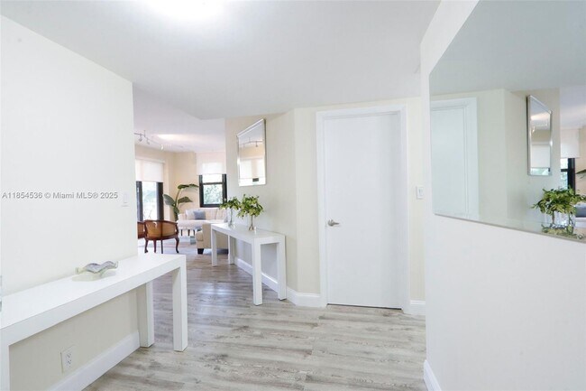 Building Photo - 1121 Crandon Blvd