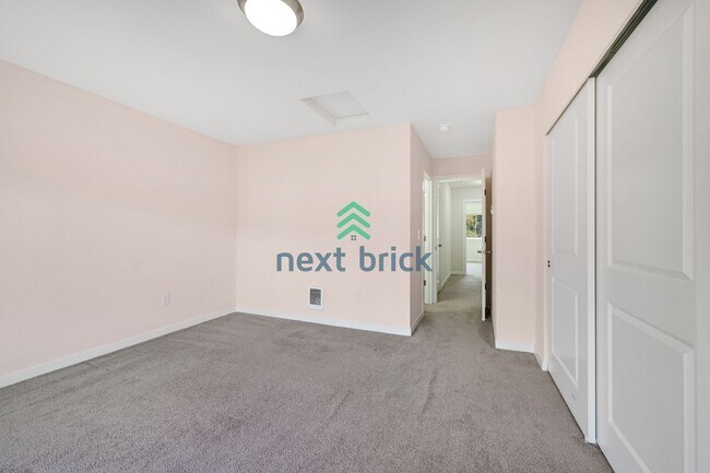 Building Photo - 2 BED & 2.5 BATH TOWNHOUSE FOR RENT