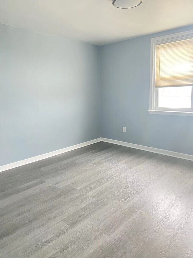 Building Photo - 3 Bedroom and 1 bathroom Row House Availab...