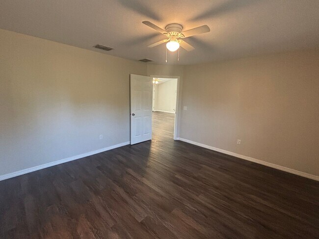 Building Photo - Modern 3 bedroom 2 Bathroom House, No Carpet!