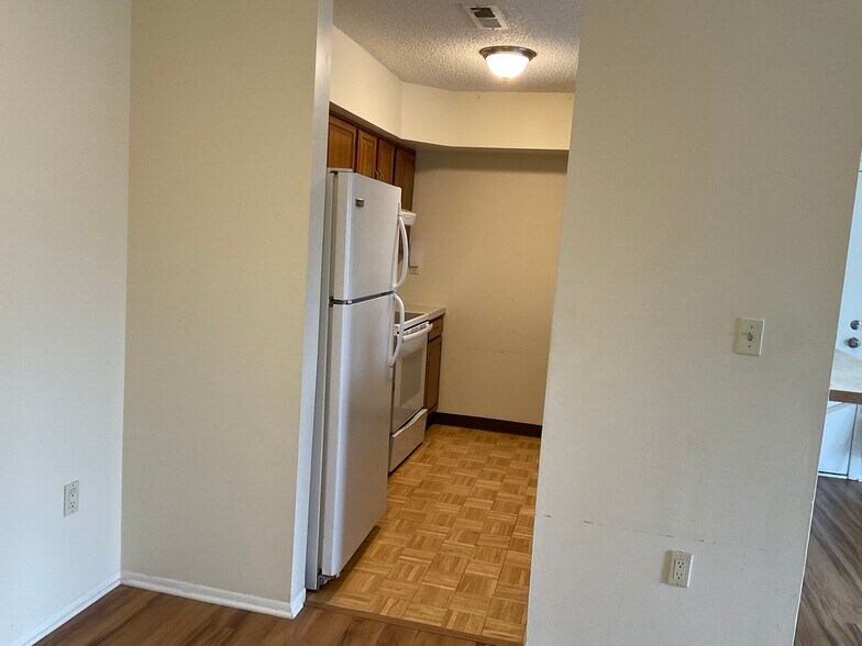 Building Photo - 2110 Aspen Dr