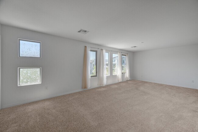 Building Photo - 630 Great River Ave