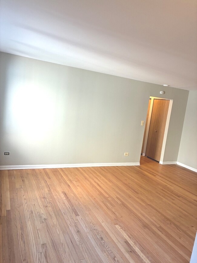 Building Photo - 5420 N Kenmore Ave