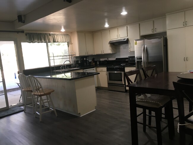 Kitchen - 331 Canon de Paraiso Ln