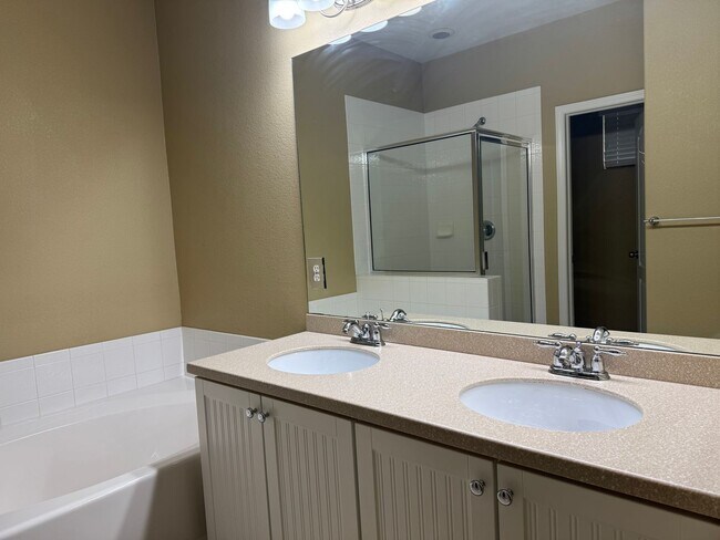 Building Photo - Main level living! 3 bed, 3 bath, 2 car ne...