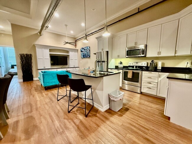 Building Photo - 317 Main St