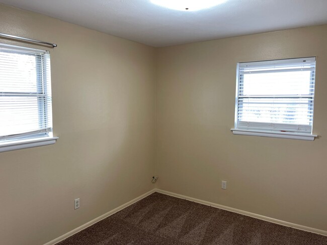 Building Photo - Cutest 3 bed 1.5 bath in Bethany!