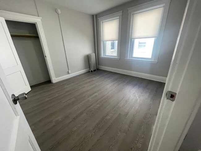 Building Photo - BRAND NEW STUDIO, Just finished . heat Hw inc no fee Students ok NEW KIT, BATH, FLOORS , PAINT