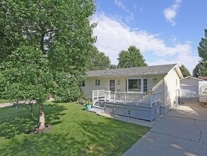 Building Photo - 4 Bedroom (2 non egress) 3 Bathroom home on the Westend!