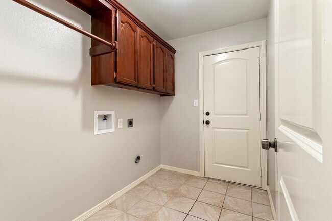 Building Photo - 3 Bed/2.5 Bath/2 Car Garage off Bass Blvd. in Harlingen