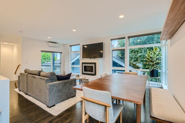 Building Photo - Queen Anne Home