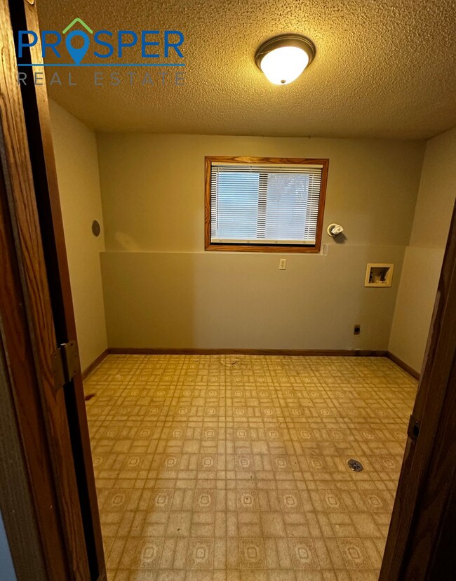 Building Photo - Spacious 3 Bedroom In Quiet Area