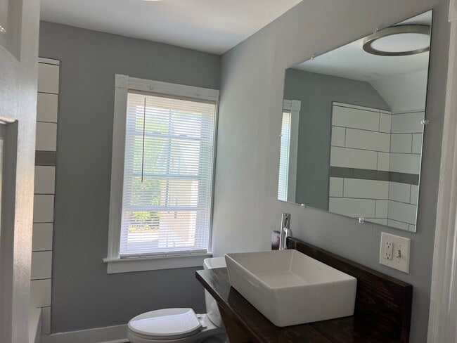 Building Photo - 32 Tuxedo Ave