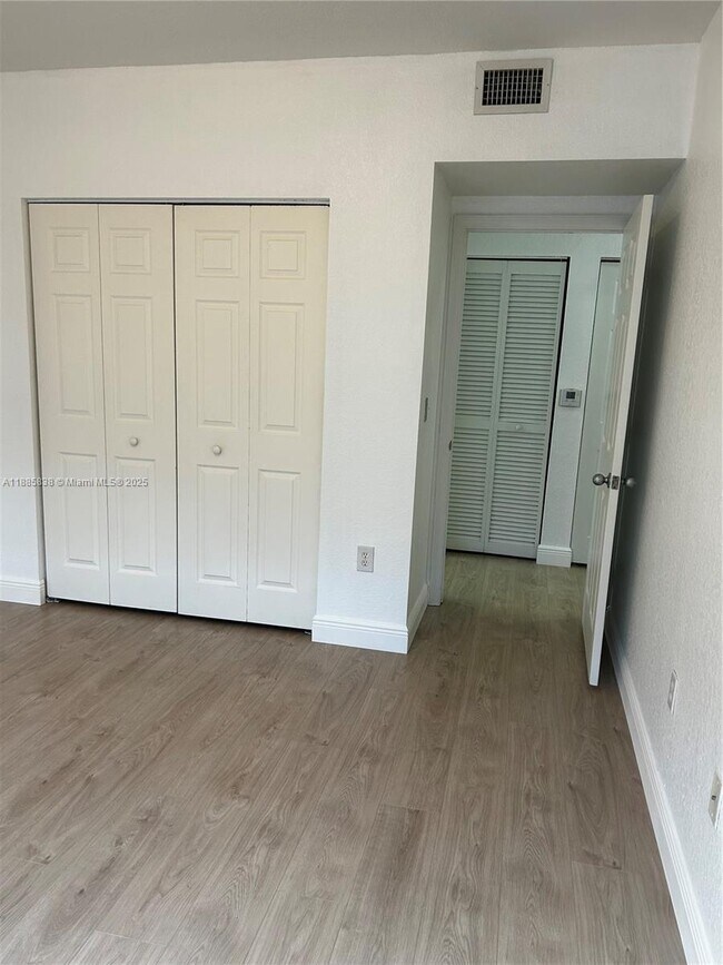 Building Photo - 2549 Centergate Dr