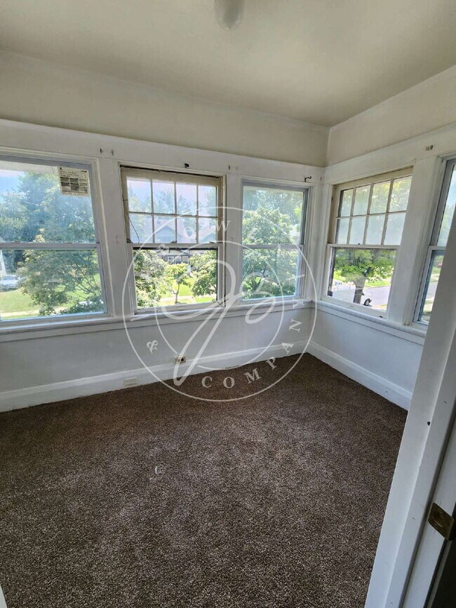 Building Photo - $400 deposit! Spacious upper duplex with i...