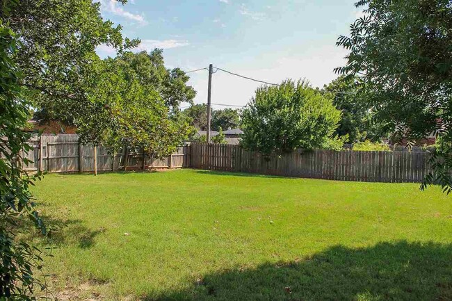 Building Photo - 4624 Trailwood Dr