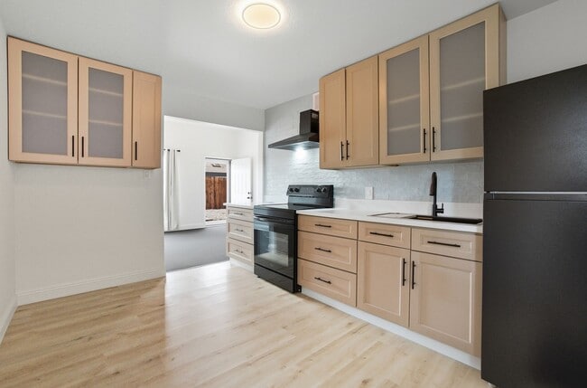 Building Photo - Fully Remodeled 2BR with Modern Upgrades &...