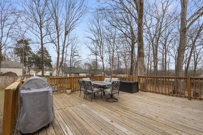 Building Photo - Perfect Home for Beauty & Privacy!