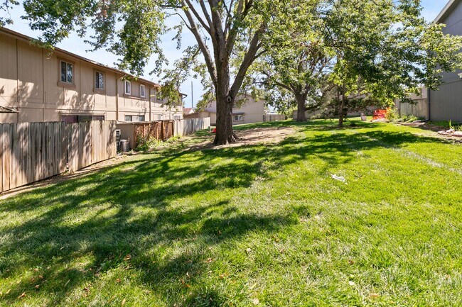 Building Photo - Spacious 3 Bedroom/ 3 Bath Townhouse