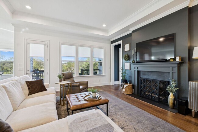 Building Photo - Luxurious living space *Fully furnished an...